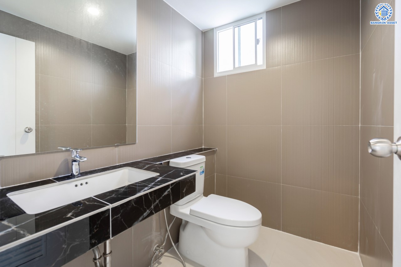 บ้านมือสองตกแต่งใหม่ ม.ภัสสร7 บางบัวทอง ติดถนนเมน! เนื้อที่ 59.3 ตร.ว. ฟังก์ชัน 3 ห้องนอน 3 ห้องน้ำ จอดรถได้ 2 คัน บนทำเลเดินทางสะดวก ติดถนนใหญ่ เพียง 400 ม. จากรถไฟฟ้าสถานีบางพลู ใกล้เซ็นทรัลเวสต์เกต